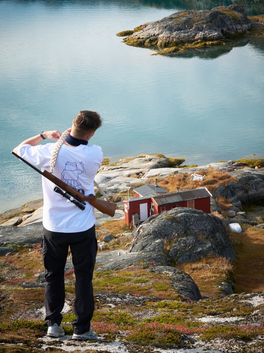 Bæredygtig Mode Møder Grønland: Fairtrade T-shirts i Qaqortoqs Naturskønhed